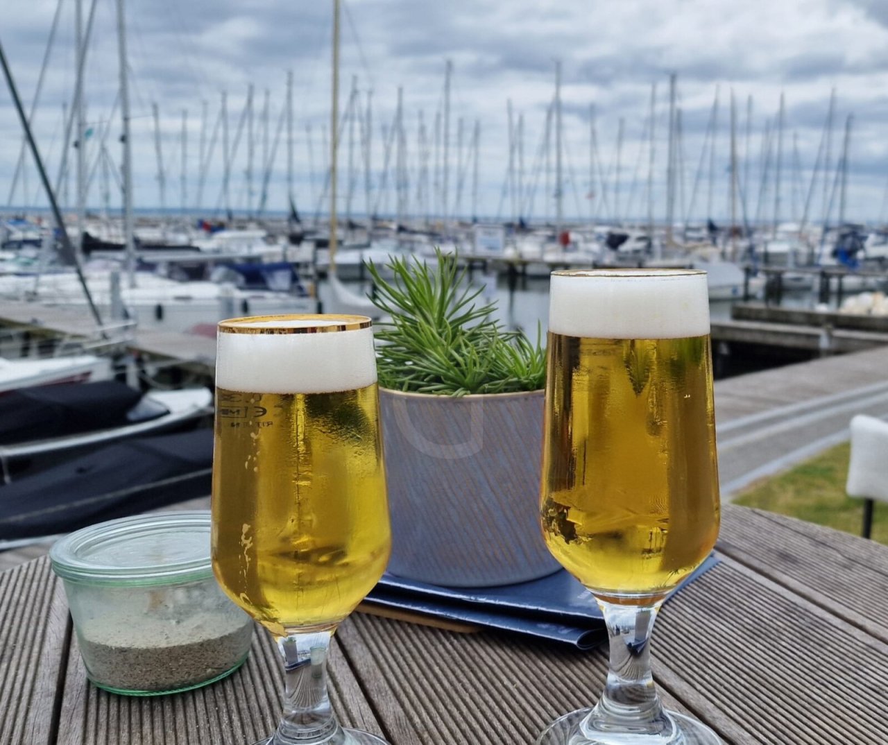 ein Bierchen am Hafen