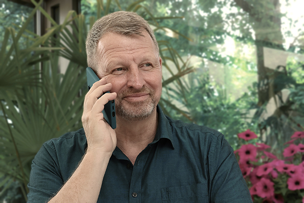 Jürgen bei einem Verhandlungstelefonat